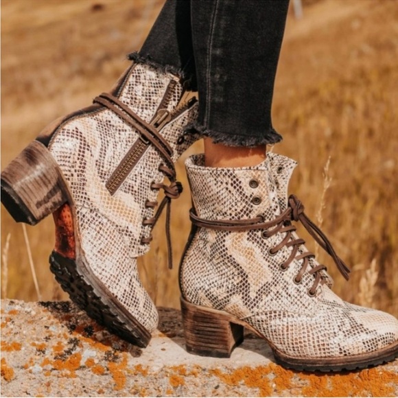 LIKE NEW RARE FreeBird Cavalier white snake skin women’s size 7 ankle boot - Picture 12 of 12